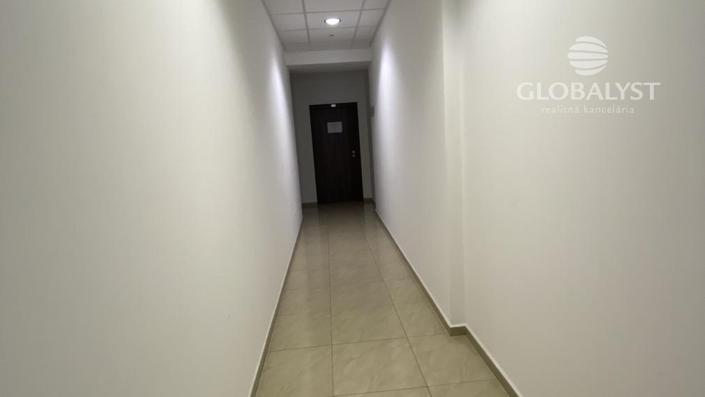 Priestranná kancelária : 42 m2 - v centre mesta