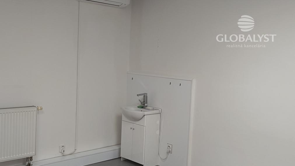 Kancelária 19 m2 v biznis centre na Severe