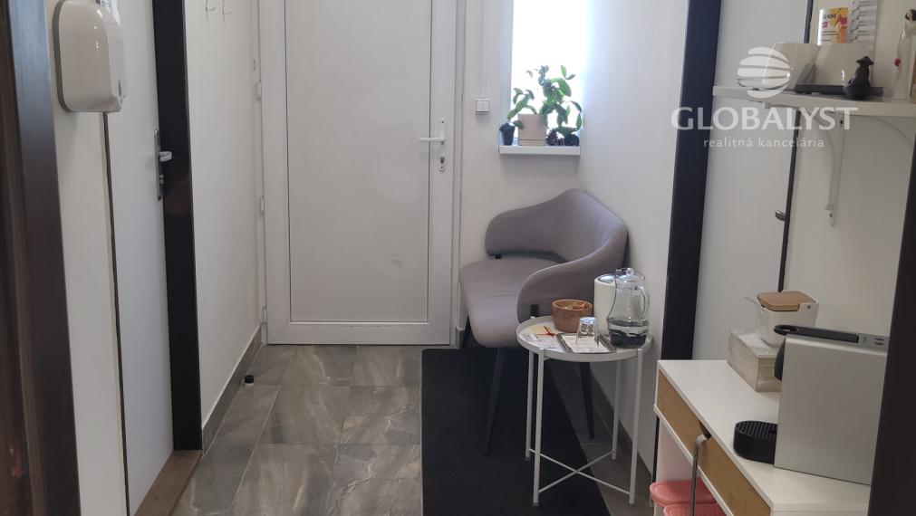 Kompaktná, kancelárska budova - 90 m2 - na Juhu