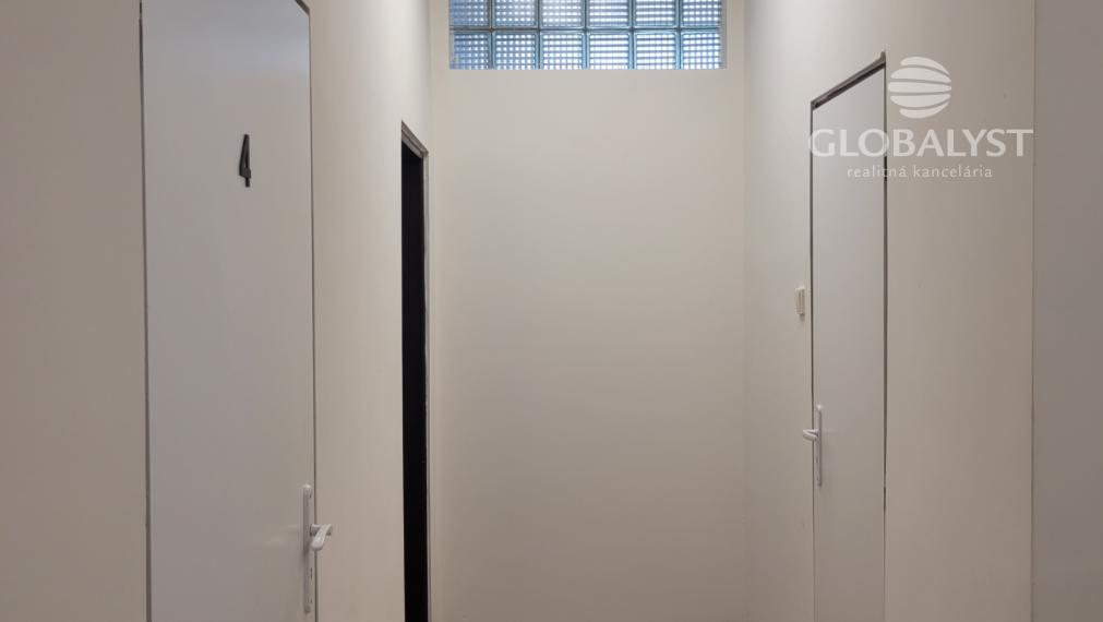 Kompaktná, kancelárska budova - 90 m2 - na Juhu