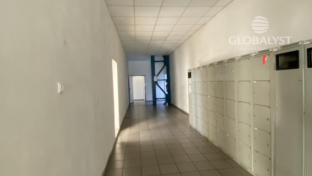 Priestranné rekonštruované kancelárie - 30 a 34 m2 na Jazere