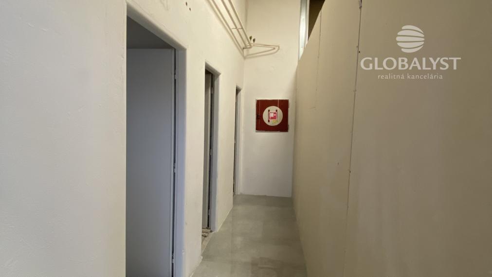 Váš nový showroom alebo predajňa s výbornou viditeľnosťou – 266 m² na prenájom!