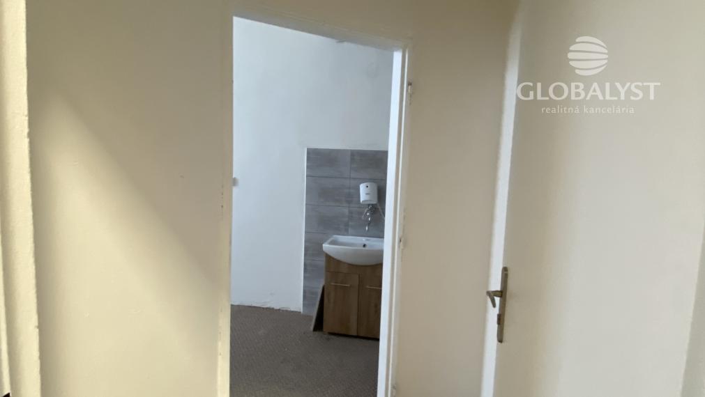 Váš nový showroom alebo predajňa s výbornou viditeľnosťou – 266 m² na prenájom!