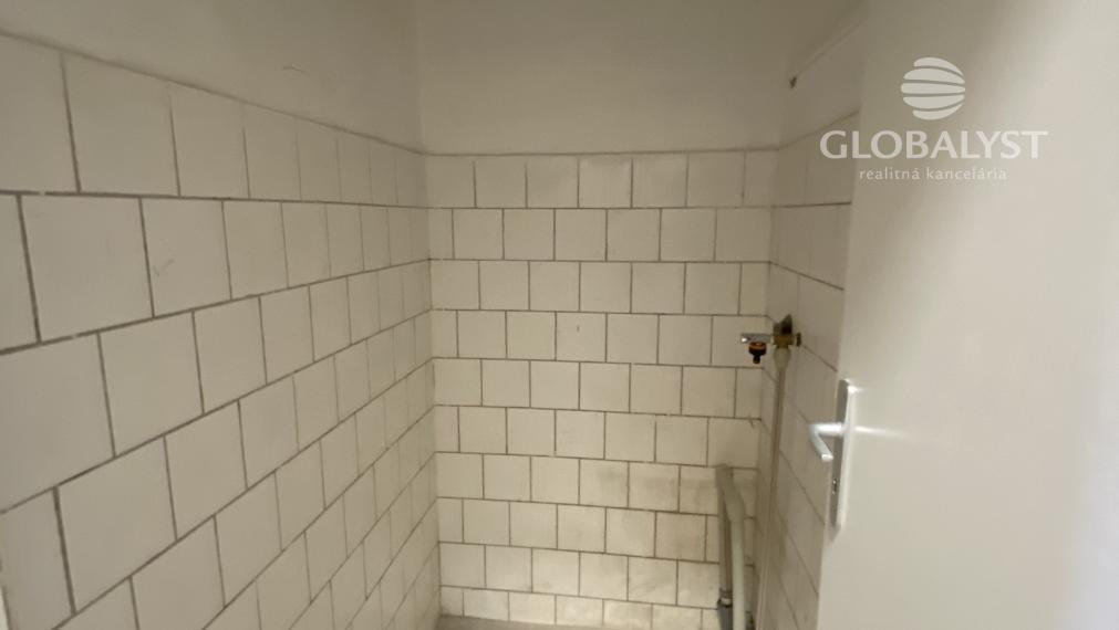 Váš nový showroom alebo predajňa s výbornou viditeľnosťou – 266 m² na prenájom!