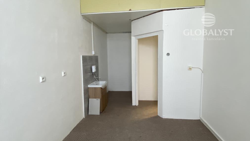 Váš nový showroom alebo predajňa s výbornou viditeľnosťou – 266 m² na prenájom!