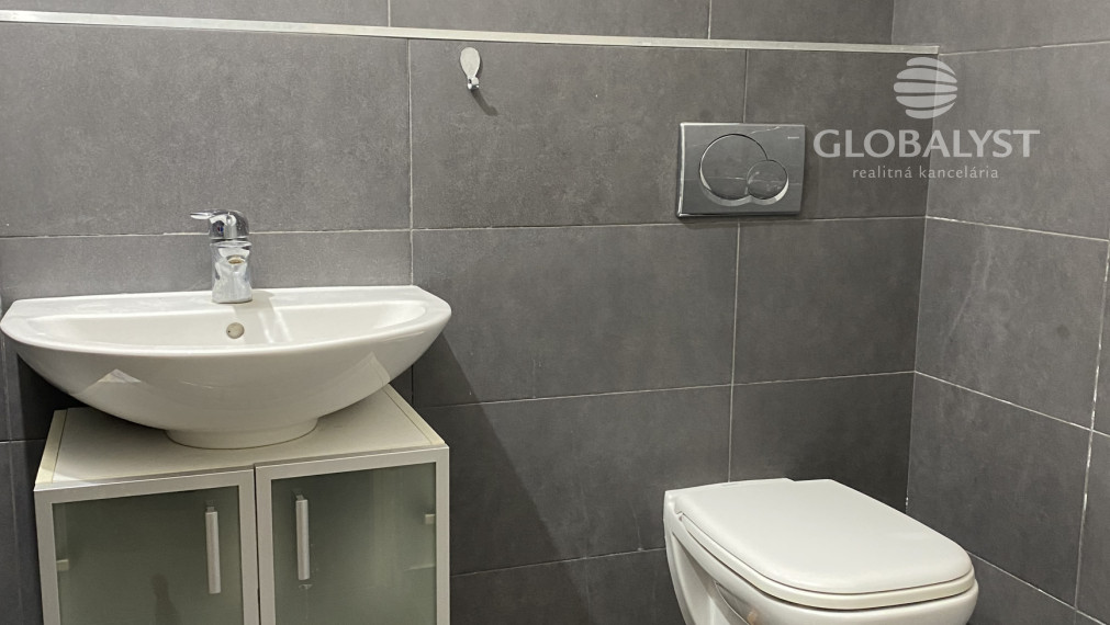 Priestory na služby a obchod - 42 m2 - v centre mesta