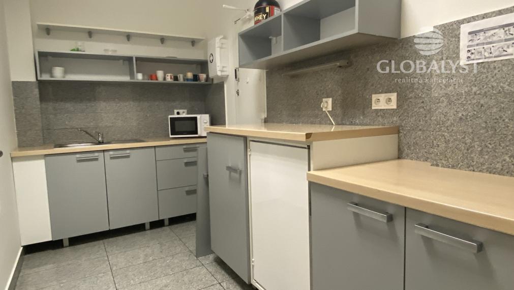 Kancelária 17,5 m2 s loggiou - v centre mesta