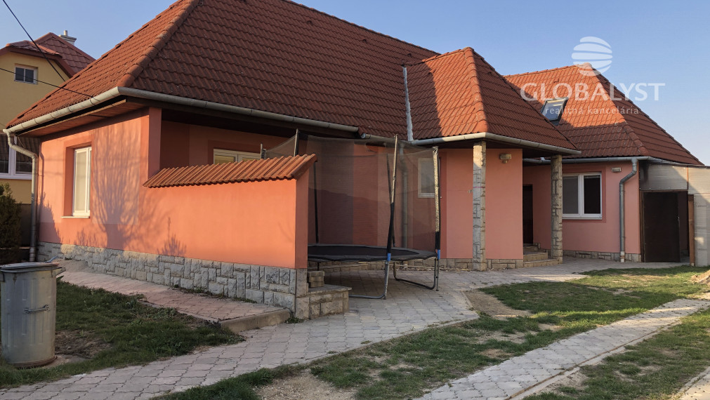 Kompaktný rodinný dom na rozľahlom pozemku v Košickej N. Vsi