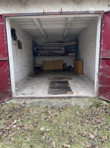 Priestranná garáž pri bytovkách na Podhradovej