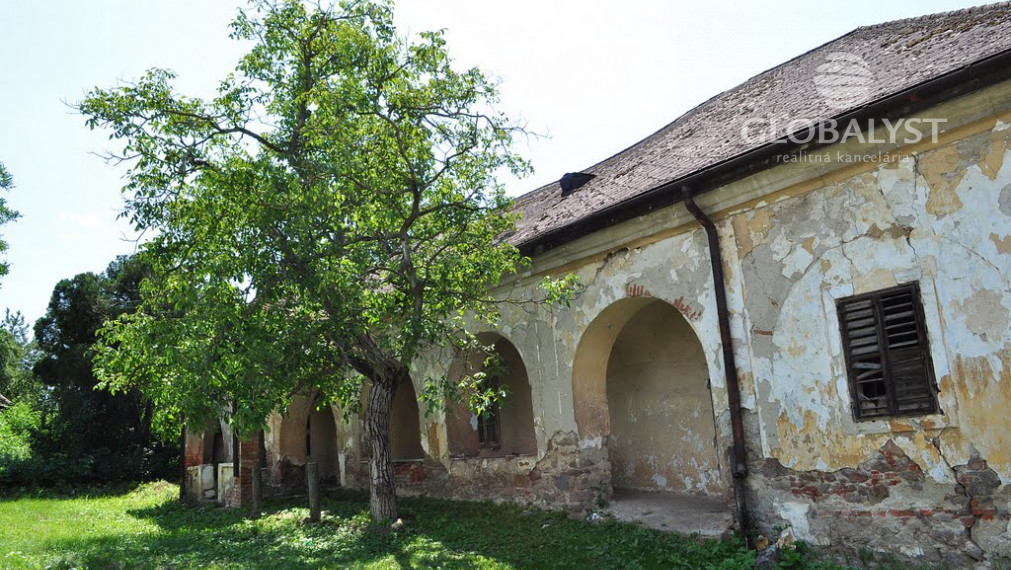 Kúria pod hradom vo Veľkom Kamenci