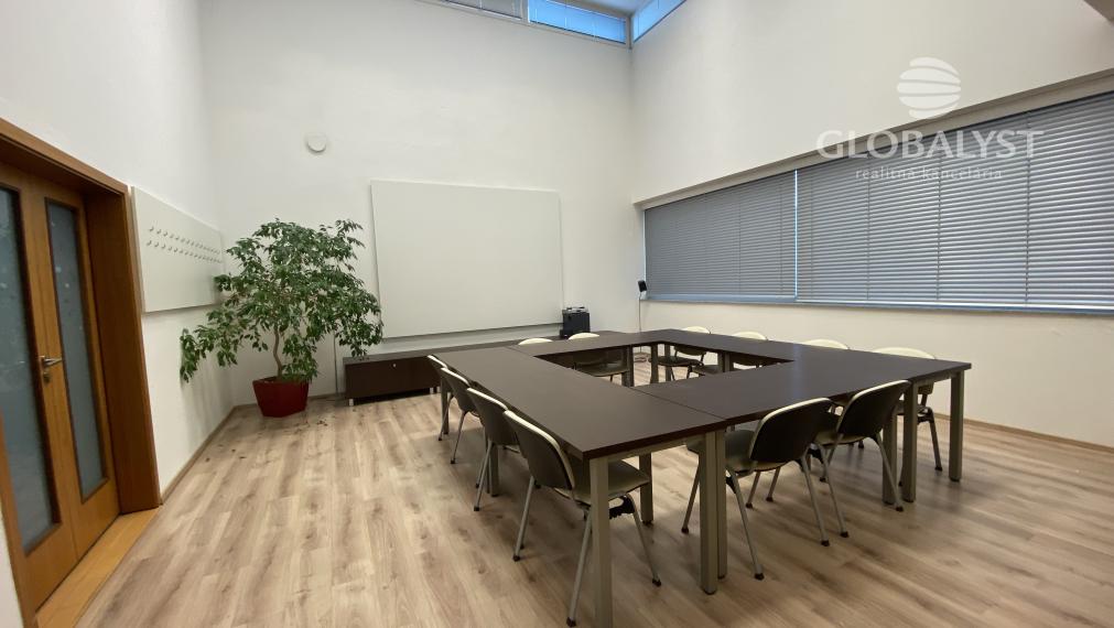 Atraktívna kancelária 86 v centre mesta s audio/video systémom a pekným výhľadom