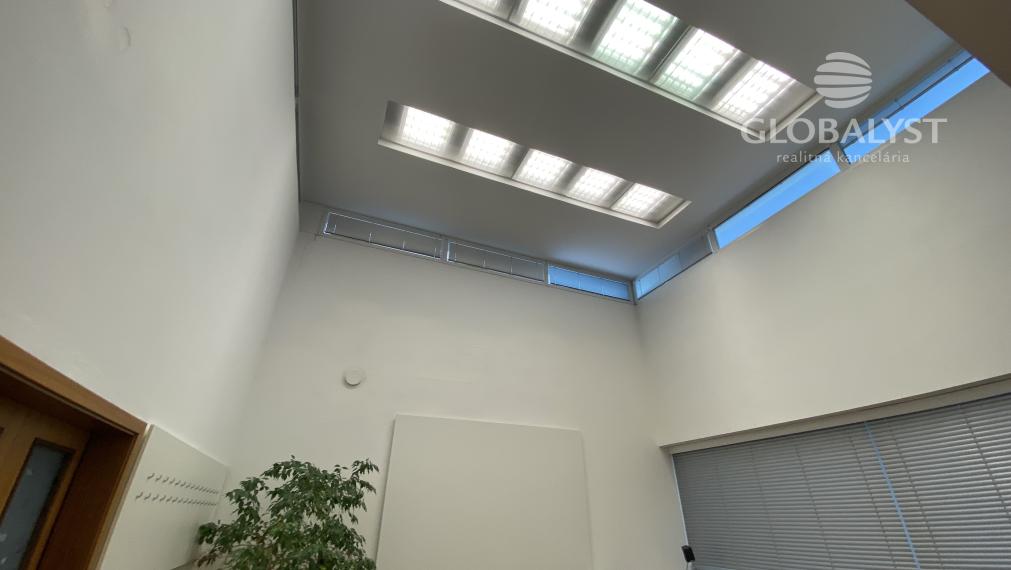 Atraktívna kancelária 86 v centre mesta s audio/video systémom a pekným výhľadom