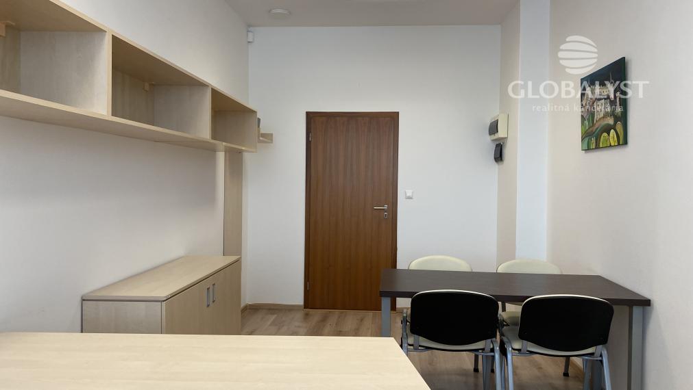 Atraktívna kancelária 86 v centre mesta s audio/video systémom a pekným výhľadom