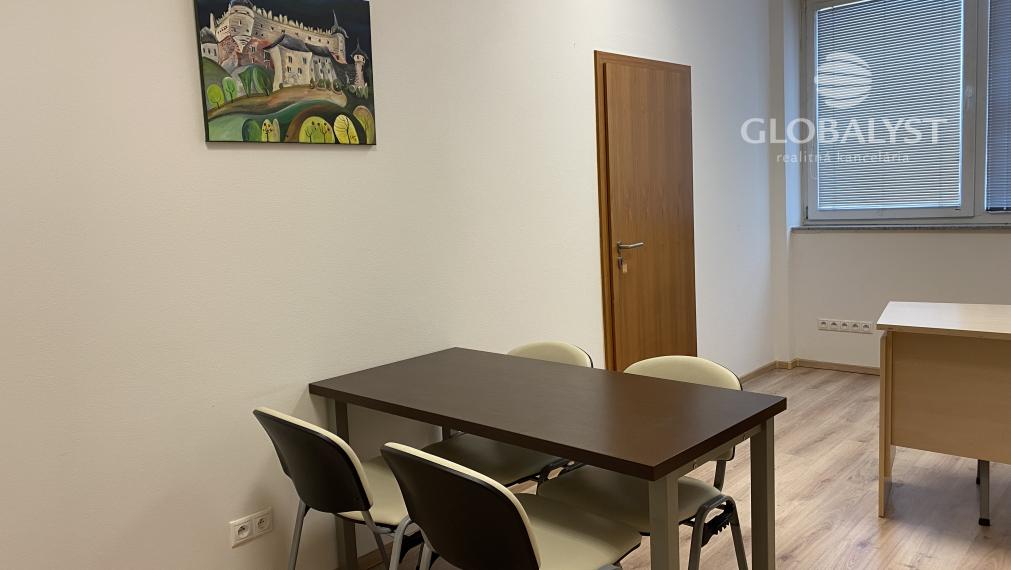 Atraktívna kancelária 86 v centre mesta s audio/video systémom a pekným výhľadom