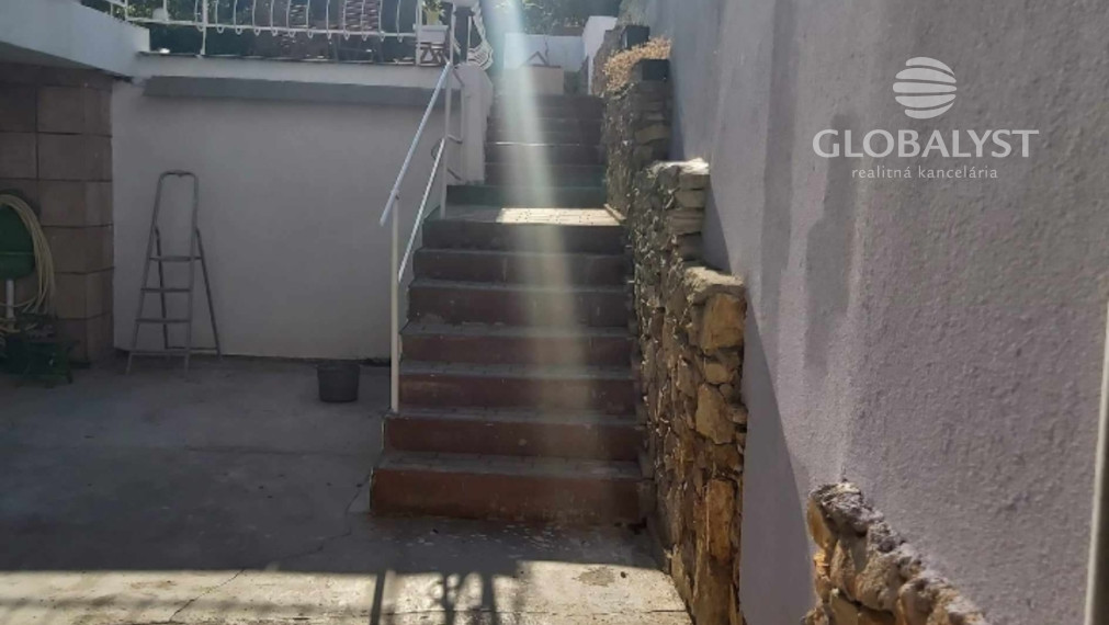 Výrazná zľava !!! Atraktívny rodinný dom s 5 bytovými jednotkami v Sátoralujhély