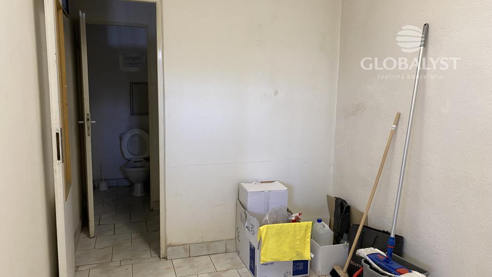 Skladovacie priestory - 385 m2  - v podnikateľskom areáli.