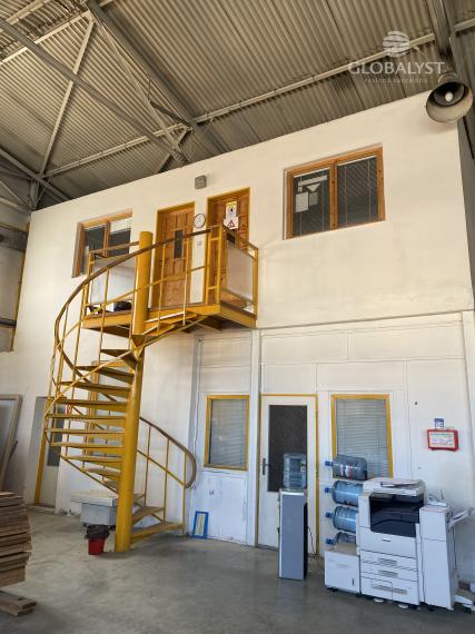 Skladovacie priestory - 385 m2  - v podnikateľskom areáli.