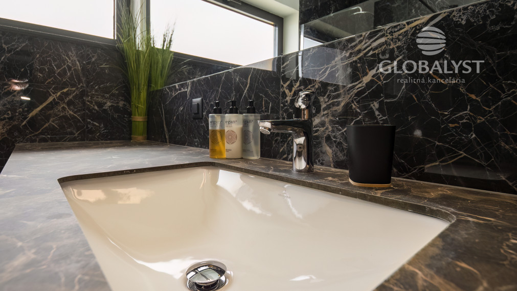 Apartmán - 2 izby - v luxusnej vile Mediterana na polostrove Solaris