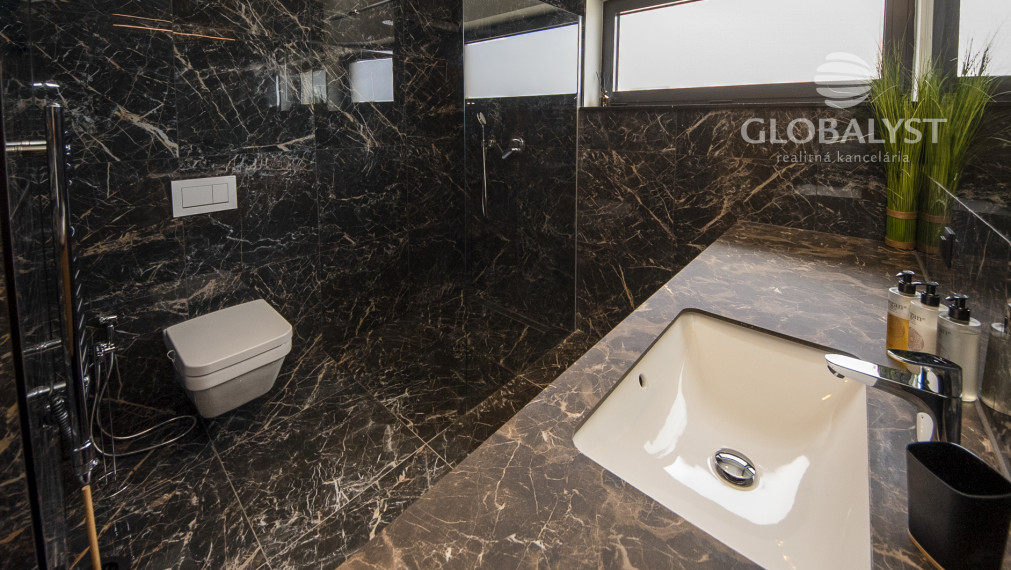 Apartmán - 2 izby - v luxusnej vile Mediterana na polostrove Solaris