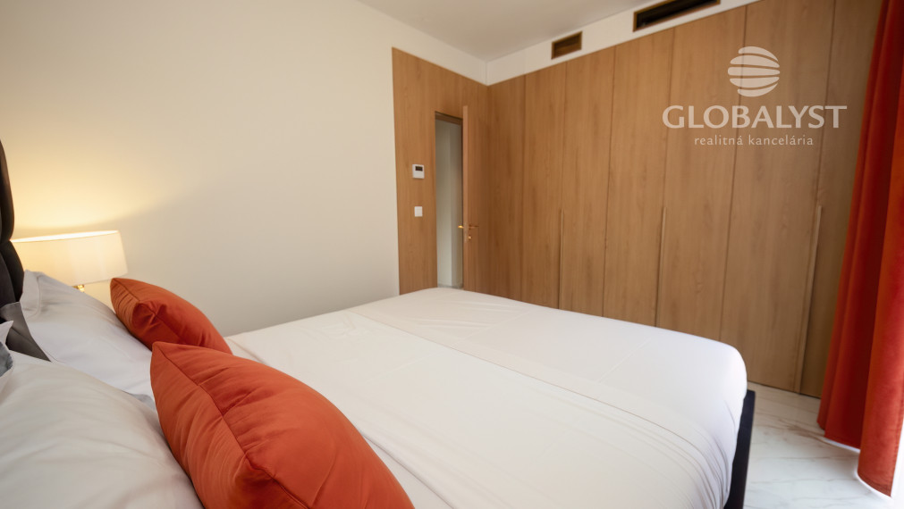 Apartmán - 3 izby - v luxusnej vile Mediterana na polostrove Solaris