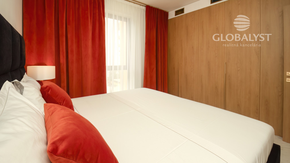 Apartmán - 3 izby - v luxusnej vile Mediterana na polostrove Solaris