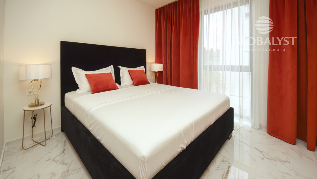 Apartmán - 3 izby - v luxusnej vile Mediterana na polostrove Solaris