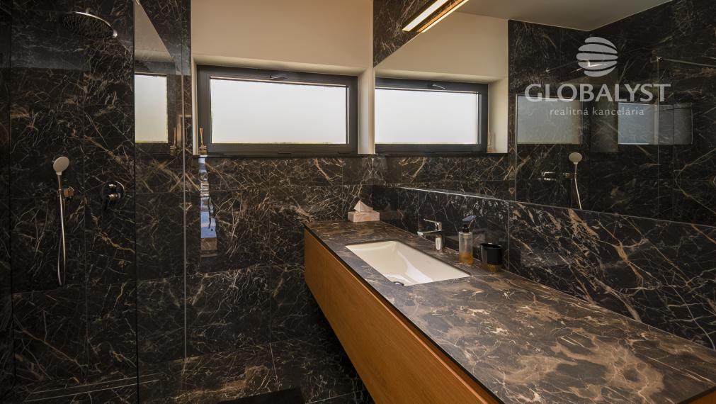 Apartmán - 3 izby - v luxusnej vile Mediterana na polostrove Solaris