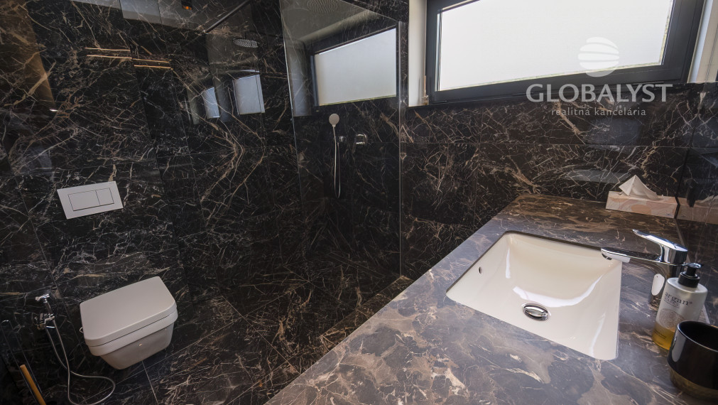 Apartmán - 3 izby - v luxusnej vile Mediterana na polostrove Solaris