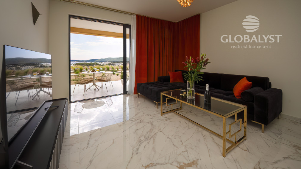 Apartmán - 3 izby - v luxusnej vile Mediterana na polostrove Solaris