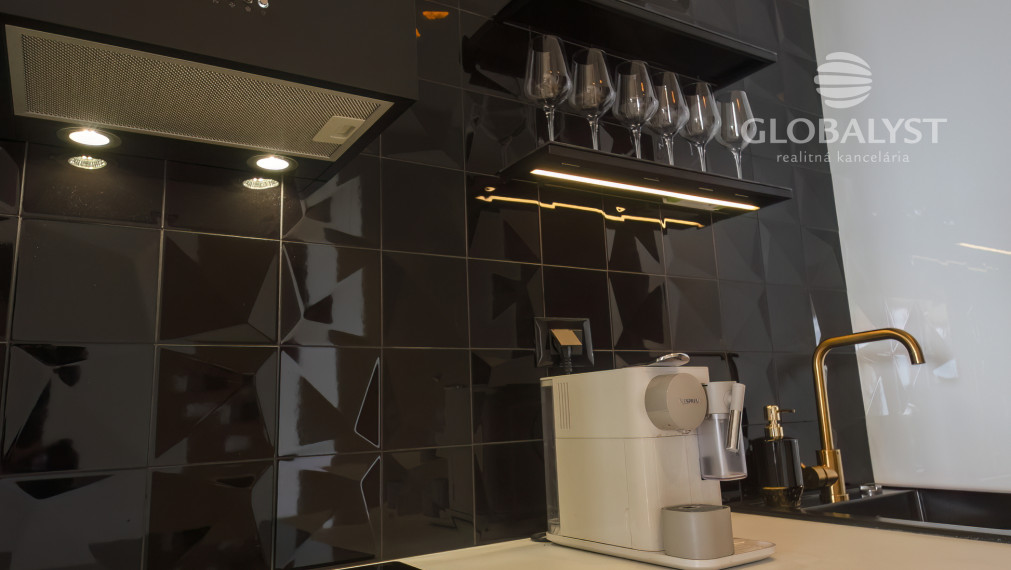 Apartmán - 3 izby - v luxusnej vile Mediterana na polostrove Solaris