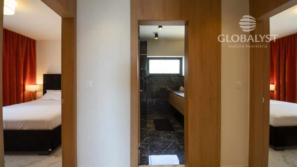 Apartmán - 3 izby - v luxusnej vile Mediterana na polostrove Solaris