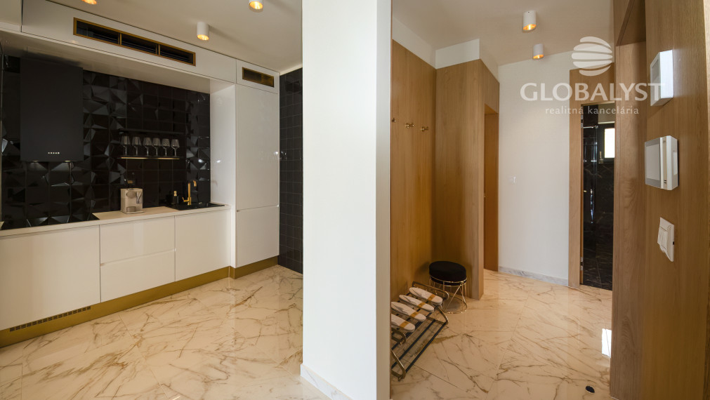 Apartmán - 3 izby - v luxusnej vile Mediterana na polostrove Solaris