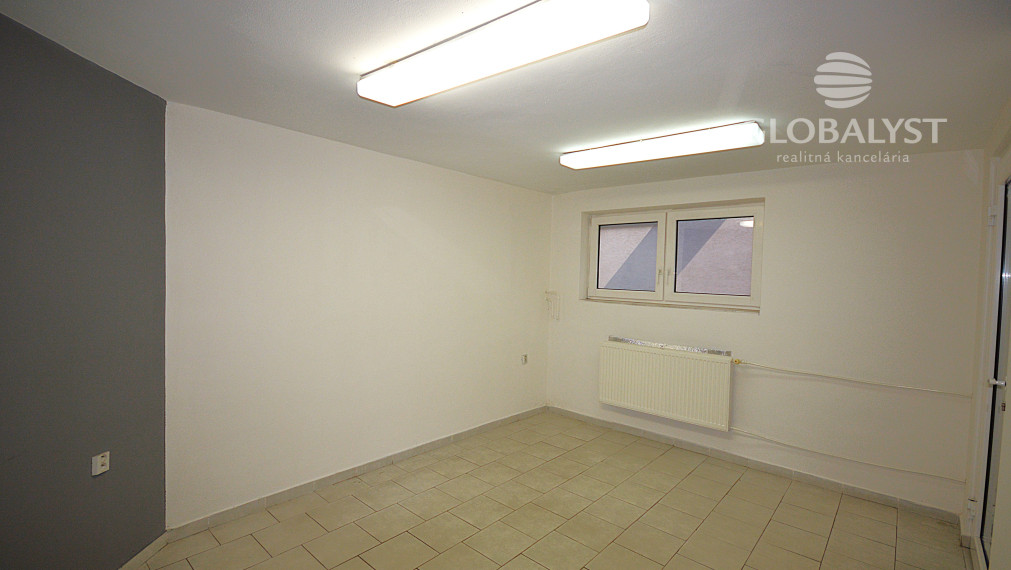 Polyfunkčná budova s výhodnou polohou - len 1 km od centra mesta