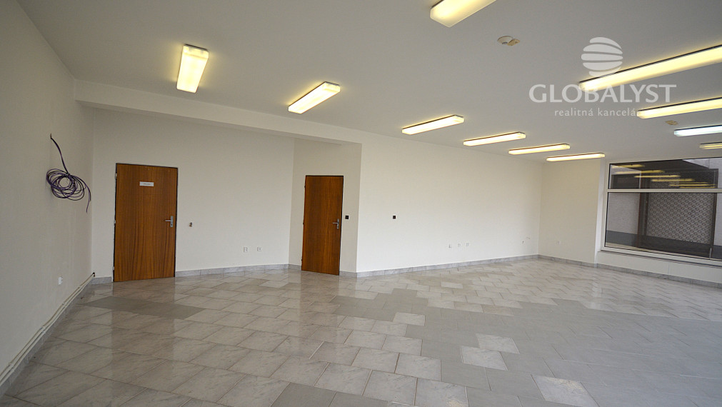 Polyfunkčná budova s výhodnou polohou - len 1 km od centra mesta