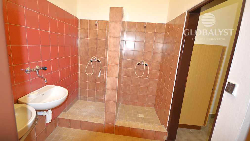 Polyfunkčná budova s výhodnou polohou - len 1 km od centra mesta