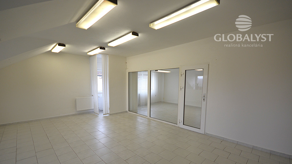 Polyfunkčná budova s výhodnou polohou - len 1 km od centra mesta