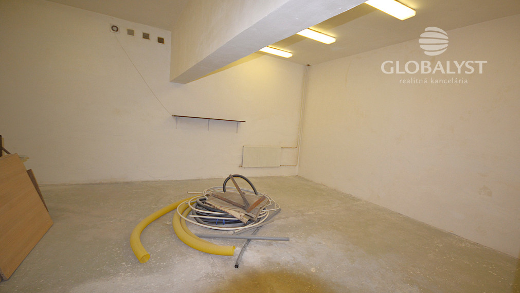 Polyfunkčná budova s výhodnou polohou - len 1 km od centra mesta