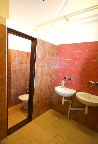 Polyfunkčná budova s výhodnou polohou - len 1 km od centra mesta