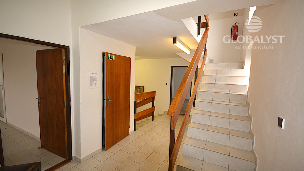Polyfunkčná budova s výhodnou polohou - len 1 km od centra mesta