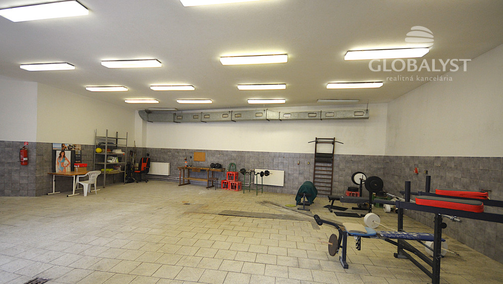 Polyfunkčná budova s výhodnou polohou - len 1 km od centra mesta