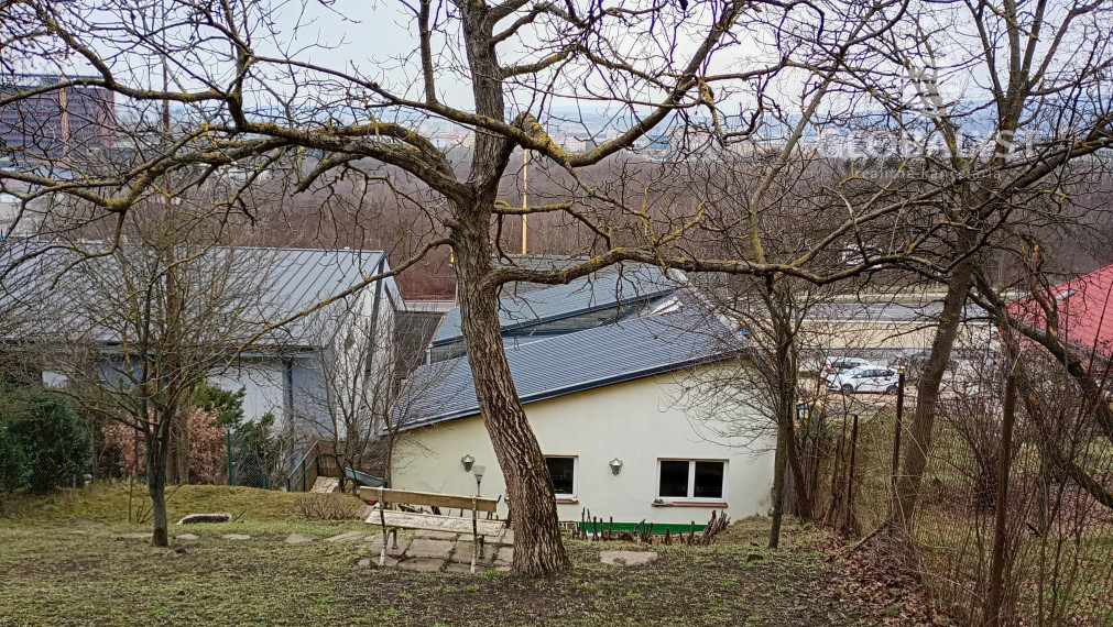 Polyfunkčná budova s výhodnou polohou - len 1 km od centra mesta