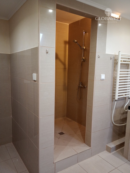 Polyfunkčná budova s výhodnou polohou - len 1 km od centra mesta