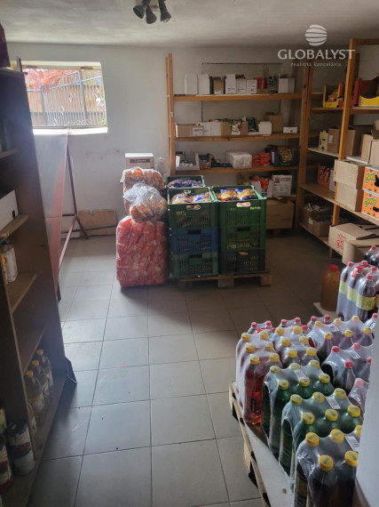 Priestranný rodinný dom s predajňou v mestečku Szikszó