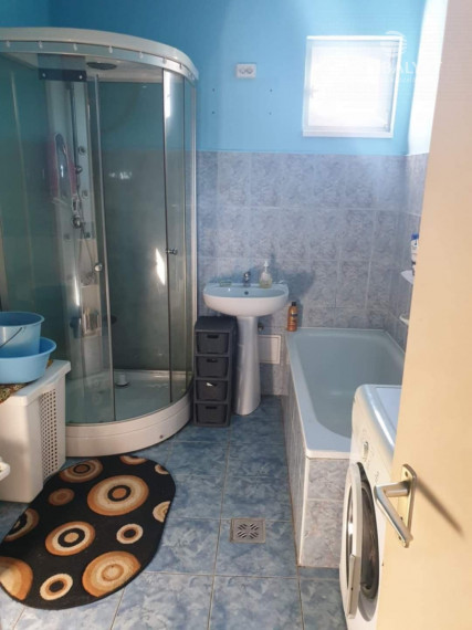 Priestranný rodinný dom s predajňou v mestečku Szikszó