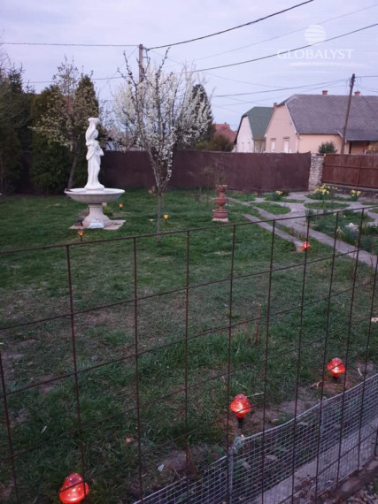 Priestranný rodinný dom s predajňou v mestečku Szikszó