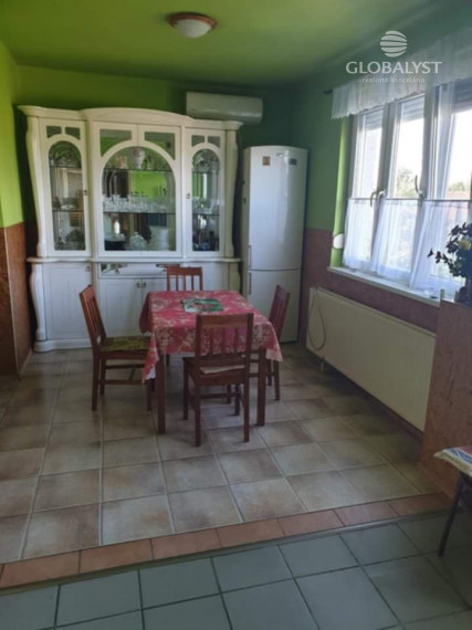 Priestranný rodinný dom s predajňou v mestečku Szikszó