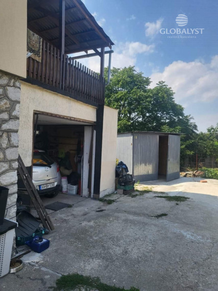 Priestranný rodinný dom s predajňou v mestečku Szikszó