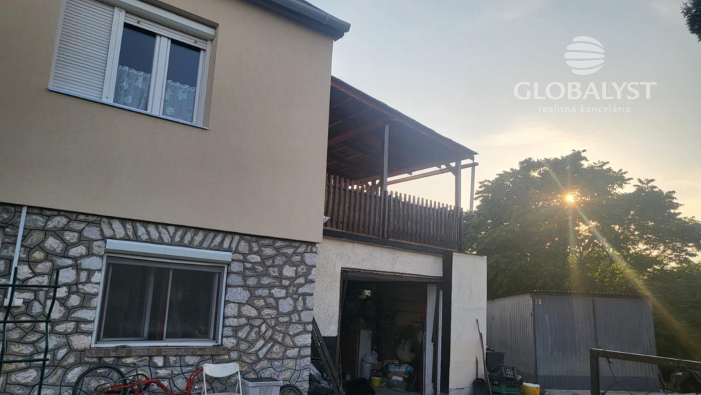 Priestranný rodinný dom s predajňou v mestečku Szikszó