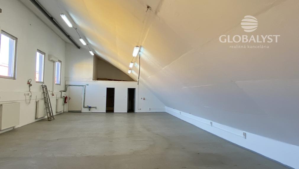 Skladovacie priestory - 195 m2 na Juhu - blízko centra mesta