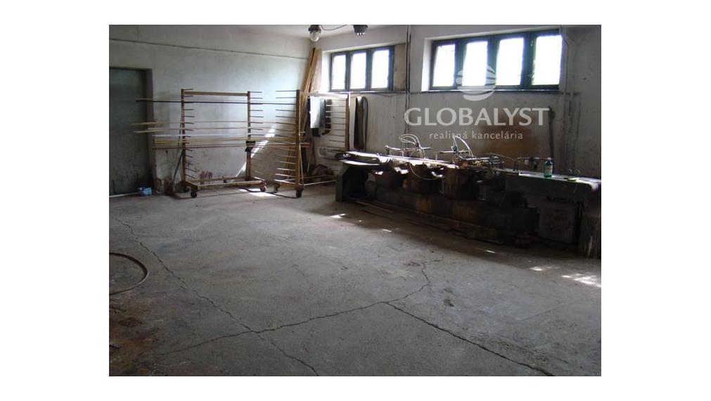 Výrobno skladový areál s pozemkom 8000 m2 v Kežmarku